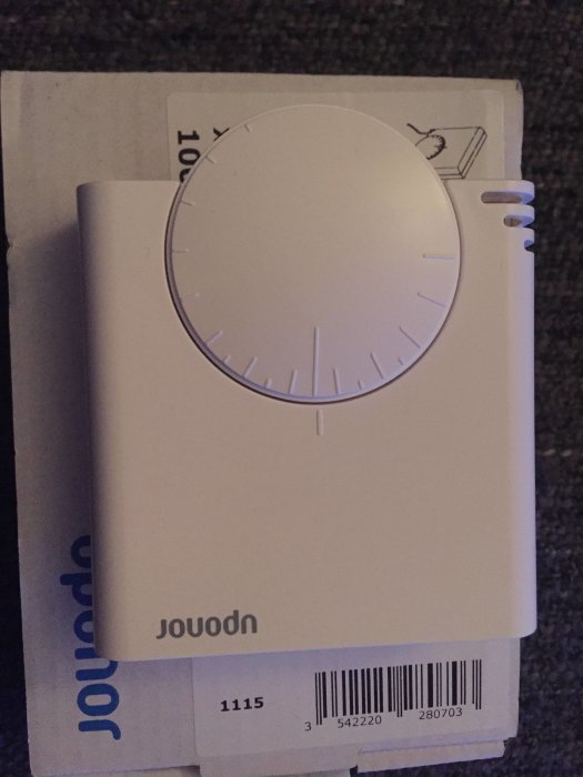 Uponor T35 elektronisk termostat på underlag, synliga justeringsratt och märkningar.