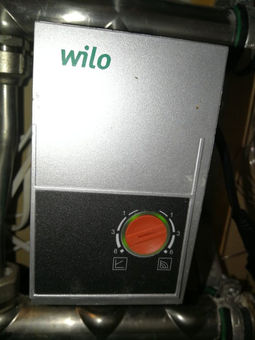 Cirkulationspump från Wilo med justerbar vred inställt mellan nivå 1 och 2.