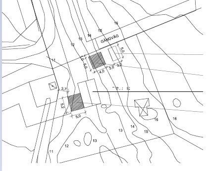 Svartvit fasadritning av övervåningen med markerade fönsterstorlekar och potentiellt skärmtak för parkering.