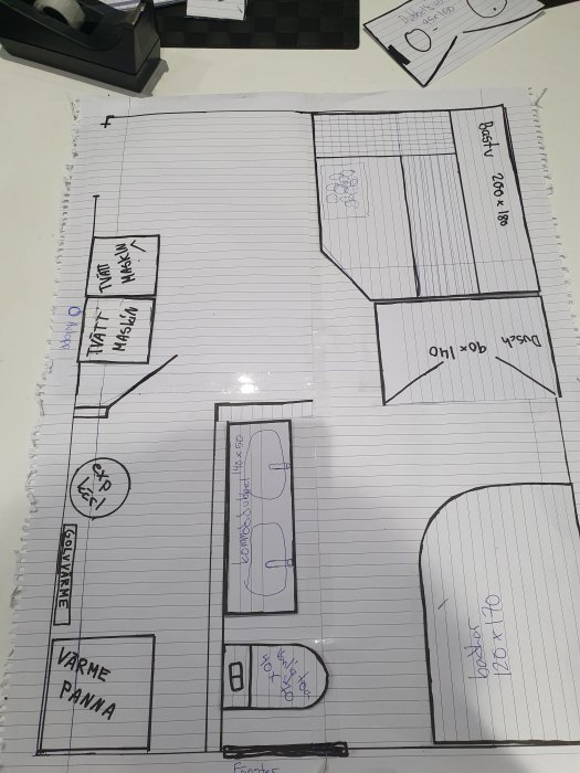 Handritad skiss av ett badrum med bastu, dusch och tvättområde.