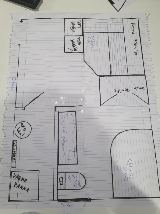 Handritad skiss av förslag till bastu, dusch och tvättstuga layout med dimensioner.