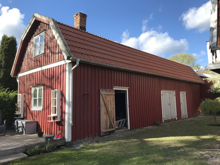 Traditionellt rött trähus med tegeltak och vita knutar som planeras bli studio eller lägenhet.
