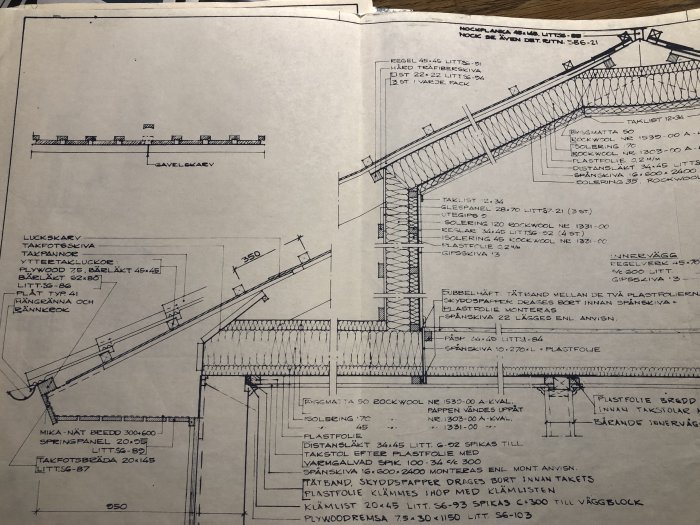 Arkitektritningar som visar detaljer av takkonstruktion inklusive isolering och måttangivelser.