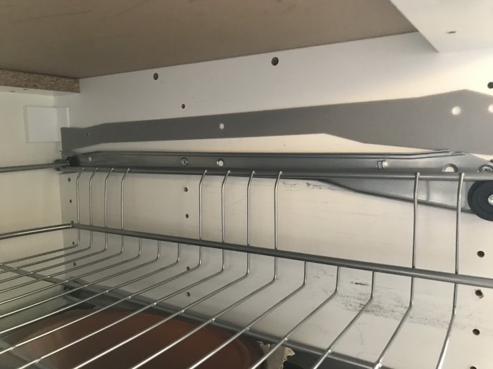 En installerad trådback Utrusta i ett skåp med Metod hålbild och skensystem, utan innehåll.