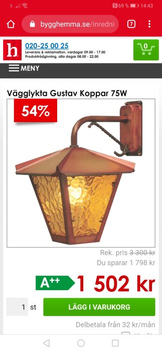 Vägglampa i kopparfärg med kantigt tak och guldaktigt skimrande glas.