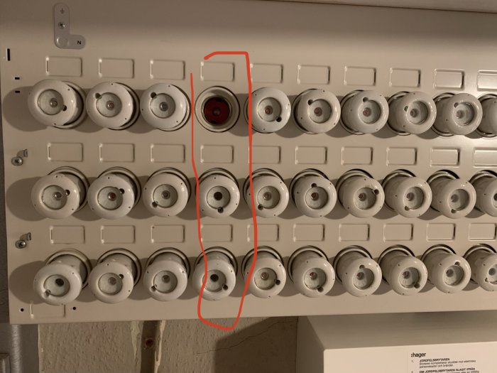 Elpanel med säkringsproppar där tre specifika säkringar markerats för trefasanslutning.