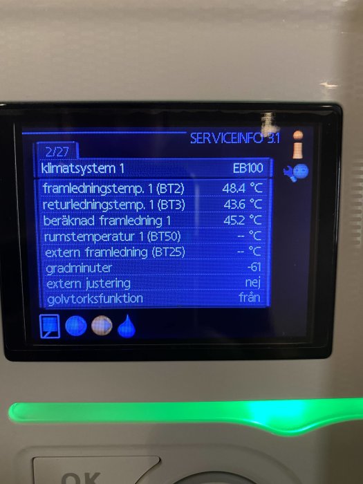 Display på en NIBE värmepump som visar temperaturvärden och systeminställningar.