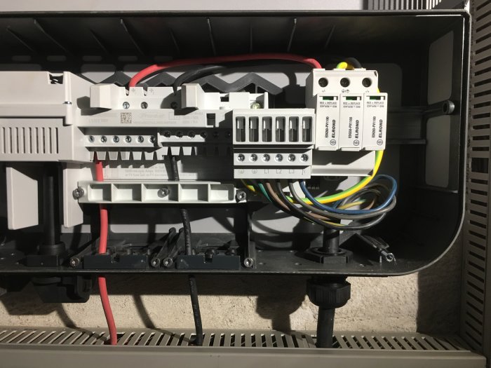 Interiör av en Fronius växelriktare med Elronds överspänningsskydd och elektriska kablar.