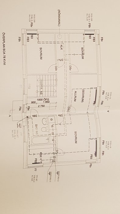 Ritning över en övervåning med märkta radiatorer och rördragning för golvvärme och radiatorer.