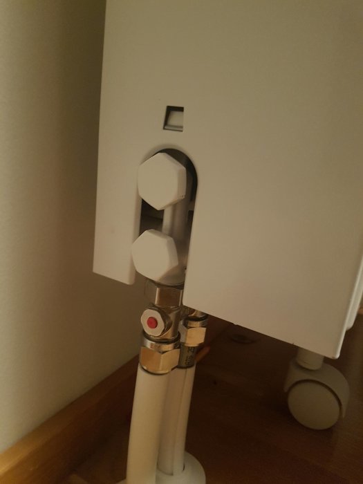 Radiator med termostat och synliga rör som inte blir varma, problem med uppvärmning.