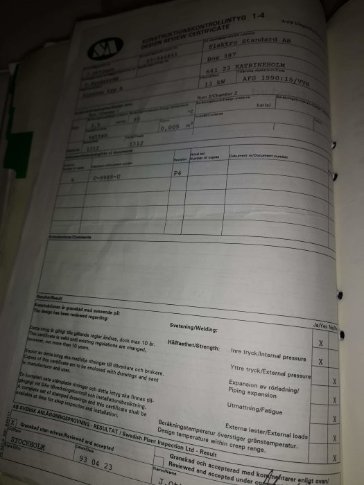 En närbild av ett konstruktionskontrollintyg med text och kryssrutor om svetsning och styrka.