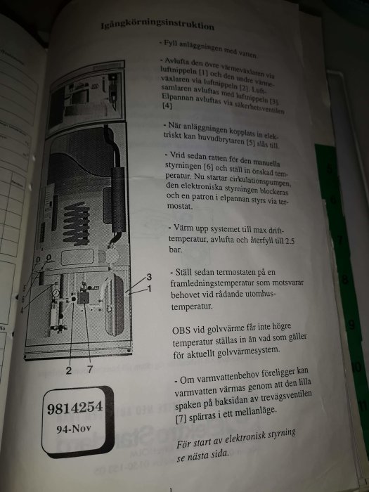 Svartvit bild på en instruktionssida för en värmepanna med diagram och text.