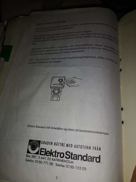 Sida ur bruksanvisning med text och illustrationer som beskriver elektronisk styrning för en värmeanläggning.