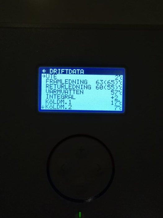 Digital display för värmesystem som visar driftdata inklusive utetemperatur, returtemperatur och varmvatten.