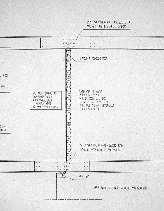 Sektionsritning visar förstärkt grundmur med HEA 100, skarvade golvbjälkar och väggdetaljer för byggprojekt.