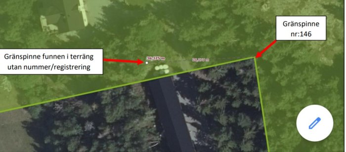Luftbild av fastighetsgräns med markerade gränspinnar och måttangivelser.