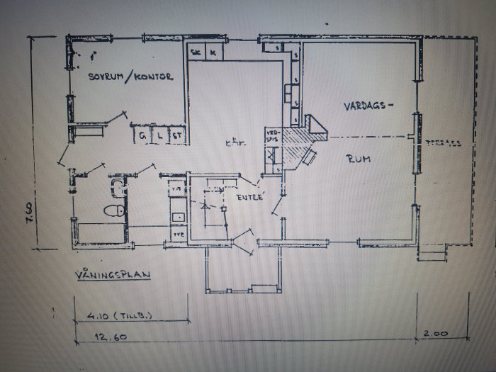 Ritning av ett hus från 1930 med tillbyggnad 1982, visar vardagsrum, sovrum och kök.