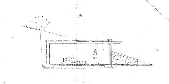En handritad skiss av ett garage med måttangivelser, där utgrävning för makadam är markerad på sidan.