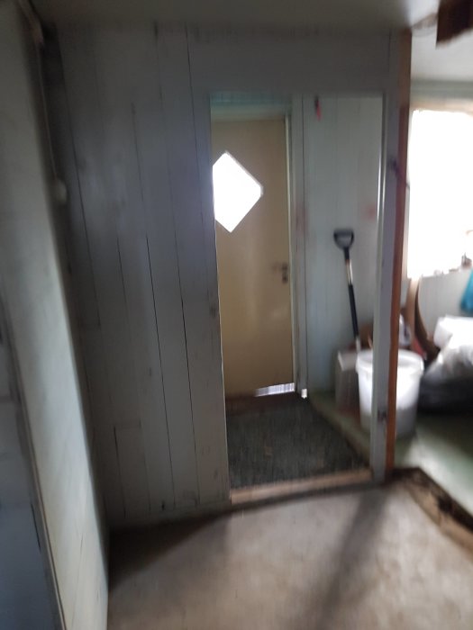 Grått och grönt golv i olika nivåer i ett renoveringsobjekt, grönt golv ska bort.