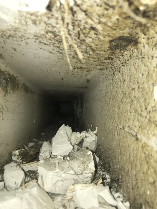 Ventilationshål i betong med smuts och spår av användning, inget synligt ventilationsrör.