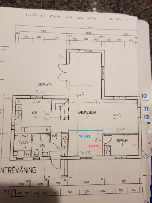 Husritning av en 1 1/2 plansvilla med markerad vägg i rött som ska tas bort och en planerad ny blå vägg.