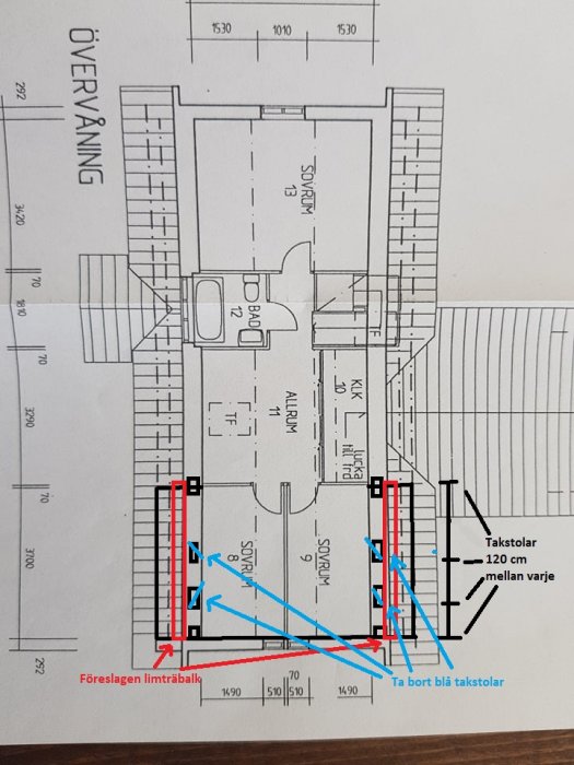 Ritning över övervåning med föreslagen limträbalk över två små sovrum, pilmarkeringar visar borttagna takstolar.