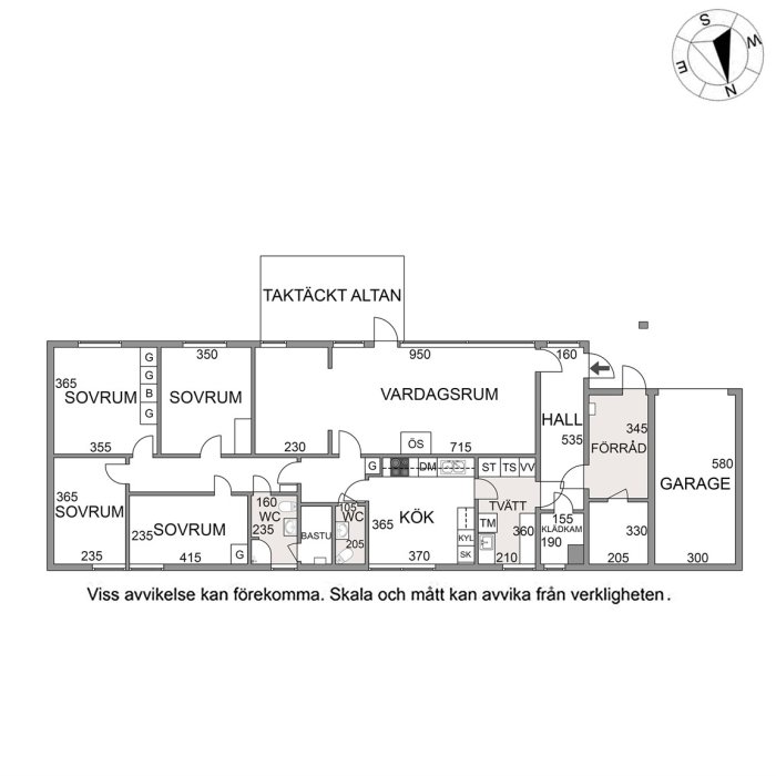 Planlösning av ett hus med markerade sovrum, vardagsrum med öppen spis och andra utrymmen.