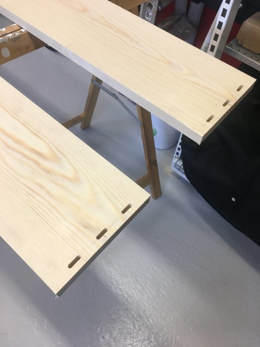 Träplankor med ihåliga pluggar efter bearbetning med Festool domino fräs, redo för limning.