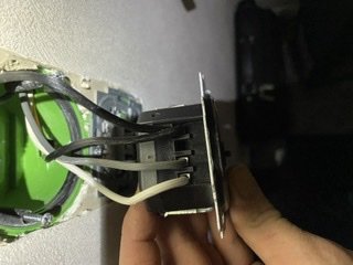 ABB Universaldimmer med tre anslutna ledningar under installation.