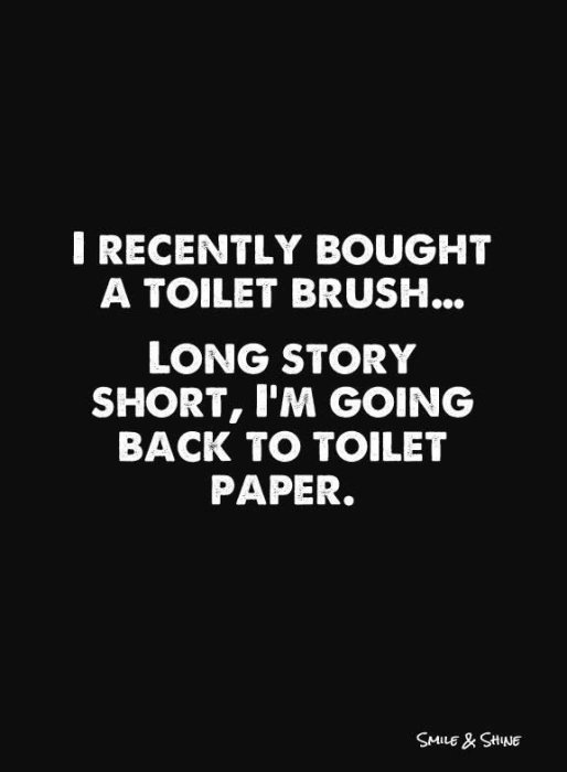 Humoristisk text på svart bakgrund som säger "I recently bought a toilet brush... long story short, I'm going back to toilet paper.