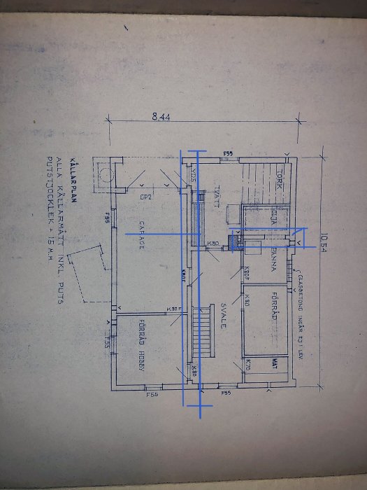 Ritning av källarplan med blå markeringar runt potentiellt bärande väggar.