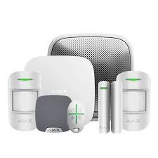Ajax larmsystem med centralenhet, sensorer och fjärrkontroll.