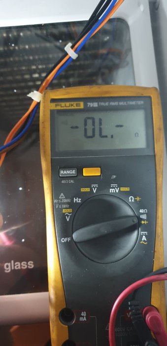 Multimeter visar 'OL' vid kontinuitetstest, vilket tyder på bruten krets eller defekt säkring.