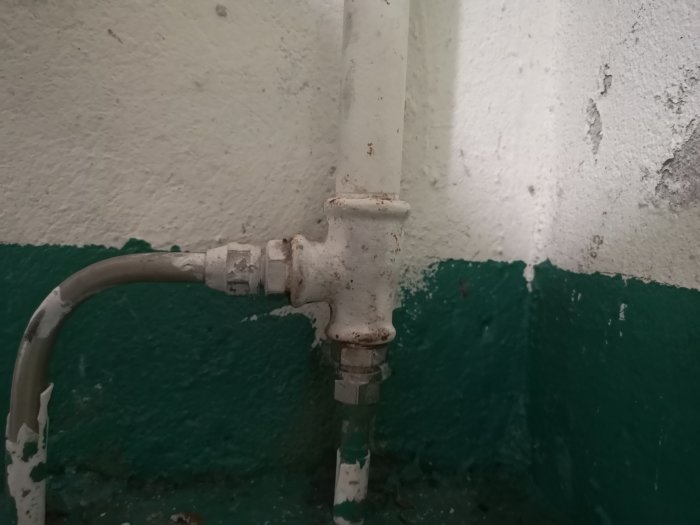 En bild på en uppvärmingssystemets röranslutning, där vissa rör är kallare, i en källare.