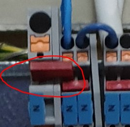 Närbild av en elektrisk N-plint med överbelastad N-bygel i en elcentral.