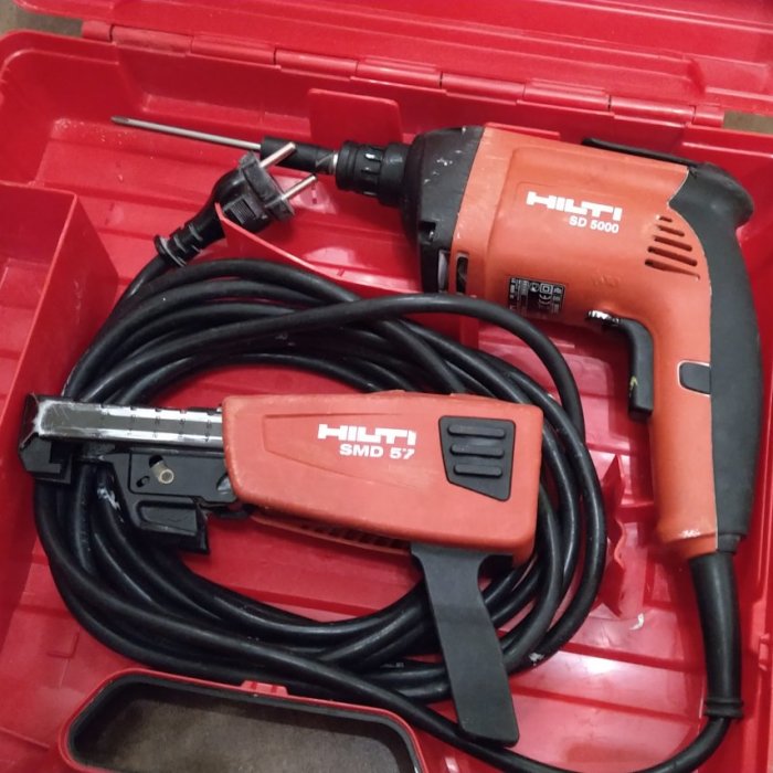 Hilti SD 5000 skruvdragare och SMD 57 magasin i röd verktygslåda.