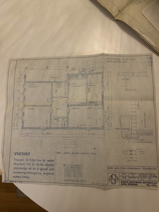 Ritning av ett enfamiljshus med markerade rum inklusive sovrum och garderob, med texten "ASA-HUS TYP 565".