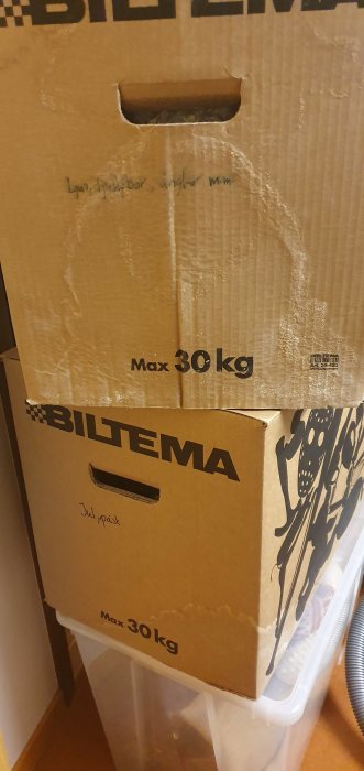 Pappkartong märkt "Max 30 kg" med fuktskador och skriften "Julpynt".
