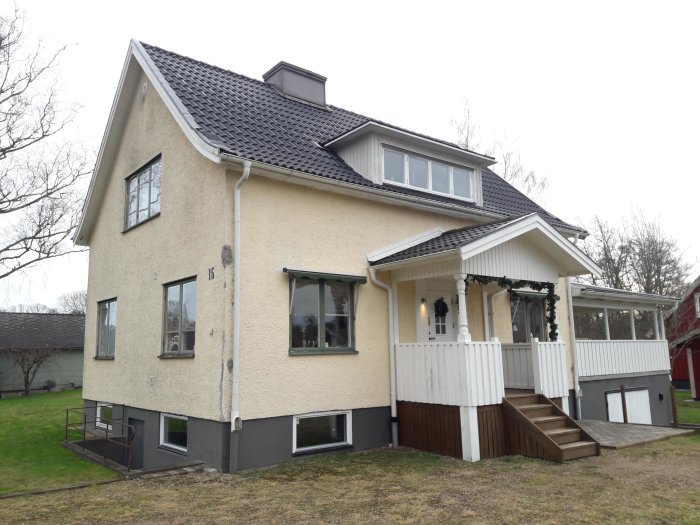 Gult hus med putsfasad och träfönsterkupa redo för renovering enligt beskrivning i forumdiskussion.