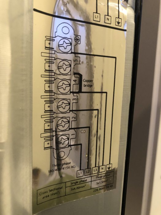 Elektriskt kopplingsschema för en trefasanslutning med spänningar och kabelarea angivna.