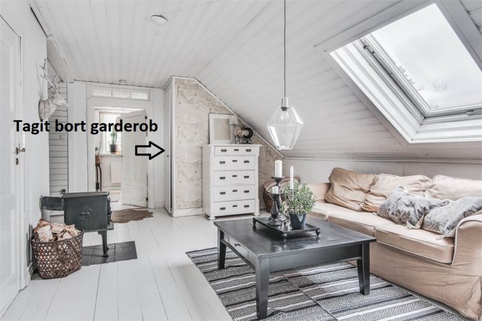 Renoverad vindsvåning med vitmålade väggar och tak, takfönster och en notering "Tagit bort garderob".
