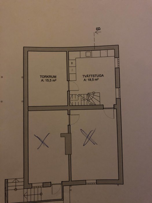 Ritning av ett hus med markerade befintliga ytor med X, inkluderar tvättstuga och torkrum.