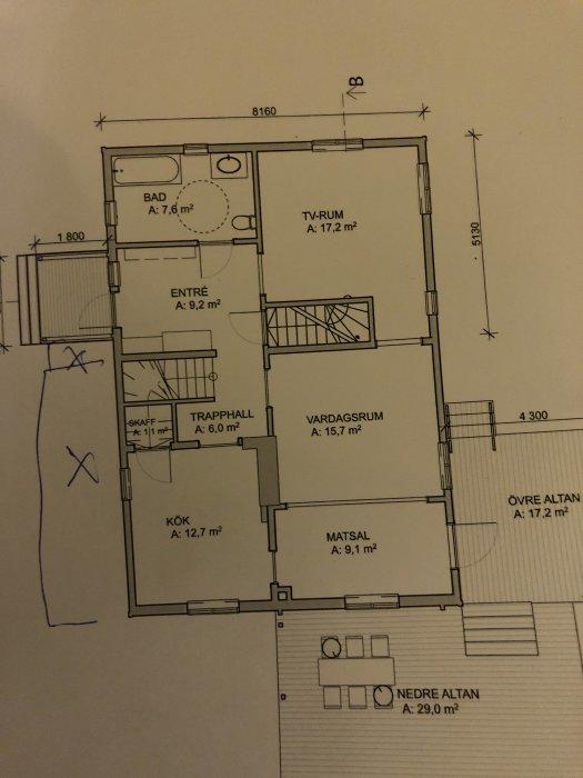 Arkitektritning av hus med markerade befintliga delar och nya planlösningar för utbyggnad.