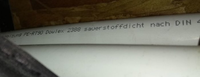 Vit vattenrör med texten "PE-RT90 Dowlex 2388 sauerstoffdicht nach DIN" som tyder på syretätt material.