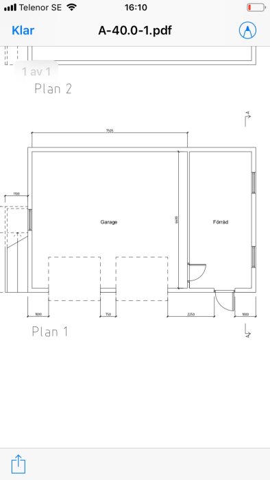 Översiktlig planritning av ett hus med betecknade rum som garage och förråd samt måttangivelser.