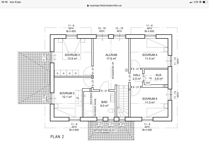 Planritning över en övervåning med fem sovrum, badrum, hall och ett allrum.