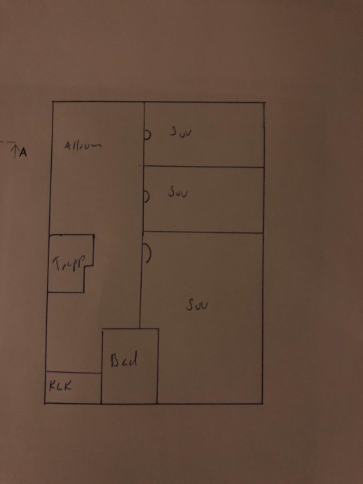 Handritad planritning med sovrum, badrum, allrum och trappa, markerade med förkortningar.