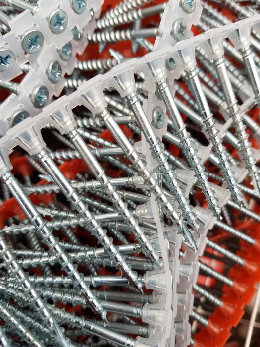 Trådback full av sorterade bandskruvar för gips- och träinstallationer.