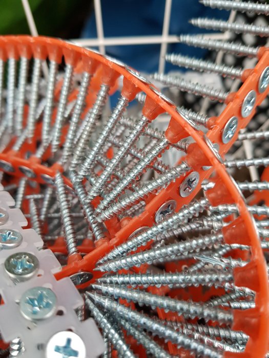 Trådback full med bandskruvar för enkelgips/stål och dubbel/stål, trä, osäker användning.