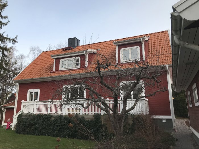 Gammalt rött hus med tegeltak, två takkupor och en föreslagen plats för takfönster.